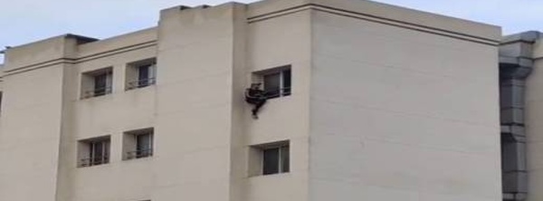 شخص يهدد بإلقاء نفسه من نافذة مستشفى وهذا سبب غضبه