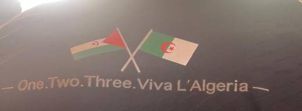 توقيف مشجع جزائري خلال مباراة الجزائر ونيجيريا بسبب قميص يحمل شعار "البوليساريو"