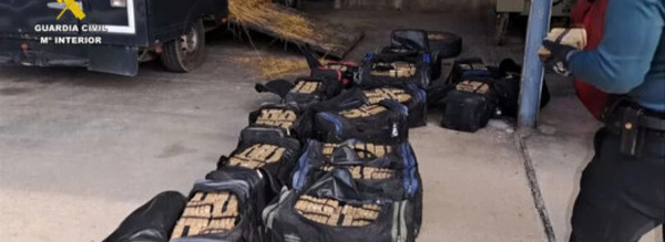الشرطة الإسبانية تحبط شبكات تهريب المخدرات وتضبط طنّي حشيش وبنادق هجومية