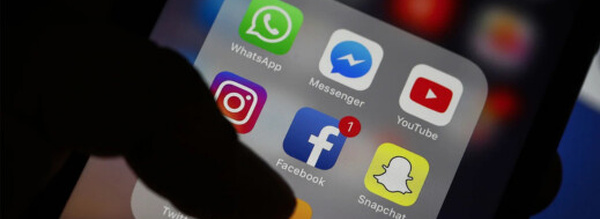 فرنسا تدرس حظر وسائل التواصل على الأطفال