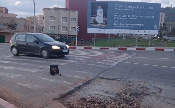 حفرة مهملة بالطريق المؤدية إلى بني أنصار بالناظور تثير مخاوف مستعملي الطريق