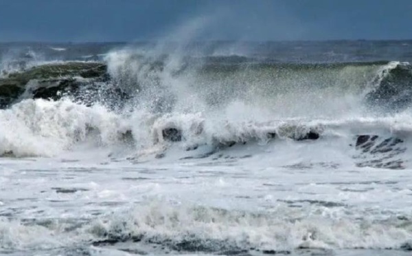 الأرصاد الجوية تحذر من أمواج عاتية بالسواحل المغربية ابتداءً من زوال الجمعة