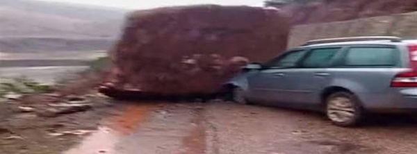 نجاة عائلة من مغاربة العالم بعد سقوط صخرة ضخمة على سيارتهم