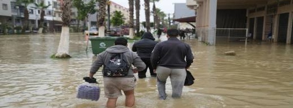 أكثر من 20 ألف نازح بسبب فيضانات وادي اللوكوس بالقصر الكبير