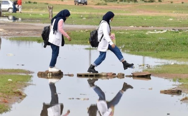 سوء الأحوال الجوية يغلق أبواب المدارس بتطوان يوم غد الإثنين