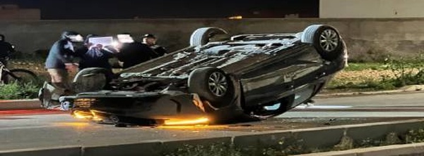 حادثة سير بالعروي: انقلاب سيارة واصطدام بعمود كهربائي في الطريق المداري الشمالي