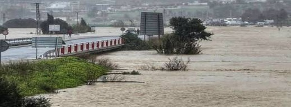 شلل مروري كامل بين تطوان وطنجة بسبب الفيضانات