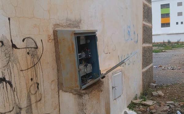 كابلات كهربائية مكشوفة بحي العمران بسلوان تثير مخاوف السكان وتطرح تساؤلات حول السلامة