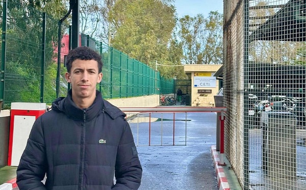 سباحة نحو الحلم.. لاعب مغربي شاب يصل للمدينة المحتلة بحثًا عن الاحتراف