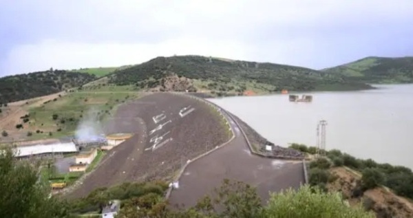 تراجع تدريجي لمستوى سد وادي المخازن وسط تعبئة ميدانية واسعة