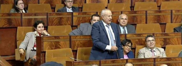 محمد أبركان يسائل وزير الرياضة عن تعثر  ملعب للقرب بزايو