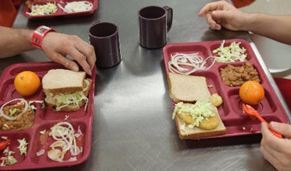 سجون مليلية تعتمد اللحوم "الحلال".. واليمين المتطرف يستنكر القرار