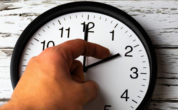 المغاربة يعيدون عقارب ساعاتهم إلى توقيت غرينيتش صباح اليوم الأحد