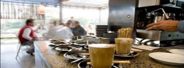 أرباب المقاهي والمطاعم بالحسيمة يحتجون ضد الشركة الجهوية للماء والكهرباء بسبب غلاء الفواتير