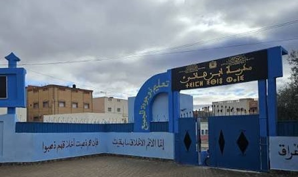 خطر على الأطفال في مدرسة ابن الهاني ببن الطيب.. أكثر من 50 طفلا في حجرة آيلة للسقوط  ناظورسيتي     تشهد مدرسة ابن الهاني ببن الطيب جناح التعليم الأولي  وضعاً خطيرا يهدد سلامة الأطفال، بعد التساقطات المطرية الأخيرة التي كشفت هشاشة إحدى حجرات المدرسة ا