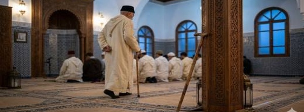 تفاصيل إضافية.. مرحل من فرنسا بسبب “الإشادة بالإرهاب” يقتل إماما بضربات هراوة على الرأس بالدريوش