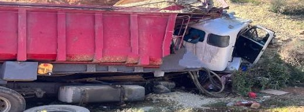 حادثة سير مميتة بين العروي وحاسي بركان: مصرع سائق شاحنة وإصابة شخصين بجروح خطيرة بالدويرية