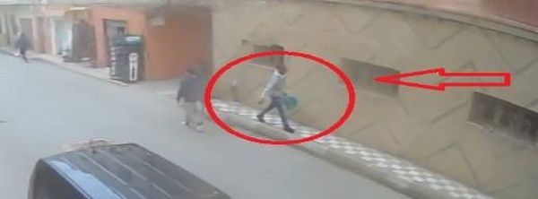 "كاميرات المراقبة" تفضح لصا استغل وقت الصلاة لسطو هادئ على محل تجاري بالناظور