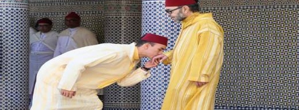 الملك محمد السادس يؤدي صلاة عيد الفطر بمسجد أهل فاس بالرباط مرفوقا بولي العهد