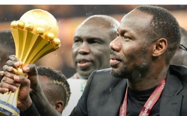 مثيرا الجدل.. مدرب السنغال يضع كأس إفريقيا تحت حراسة عسكرية