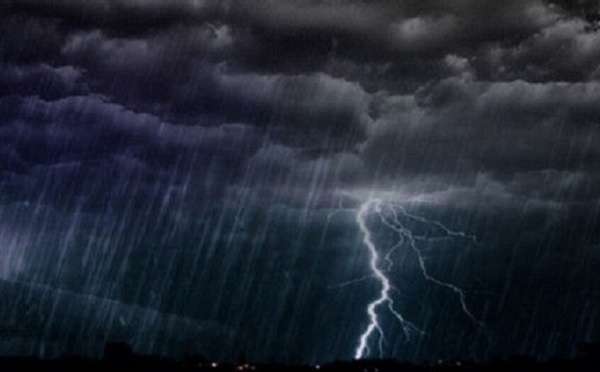 نشرة برتقالية تحذر من زخات رعدية قوية بالمملكة اليوم وغدا الجمعة