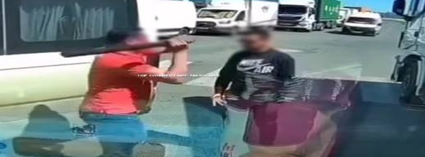 بسبب شجار أسبقية المرور.. سائق حافلة لنقل العمال اعتدى بـ"هراوة" على رأس سائق شاحنة