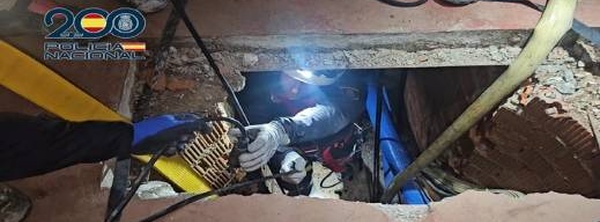 شاهدوا.. نفق تهريب المخدرات السري بسبتة.. بنية معقدة لتأمين تهريب المخدرات بسكة حديدية وعازل صوت