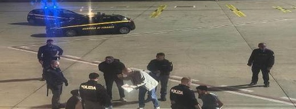 توقيف اثنين ومطاردة آخرين.. فرار ركاب مغاربة بإيطاليا بعد هبوط اضطراري