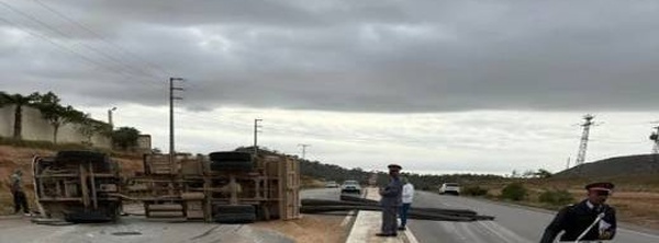 الناظور.. انفجار عجلة يتسبب في انقلاب شاحنة على الطريق الساحلية