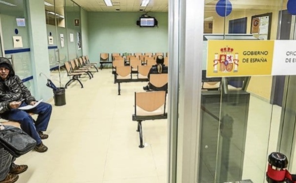 إضراب شامل بمكاتب الهجرة الإسبانية يعطل تسوية ملفات الإقامة والعمل