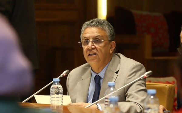 سابقة.. قانون المحاماة يفرض "عقداً مكتوباً" بين المحامي وموكله يتضمن تحديد الأتعاب