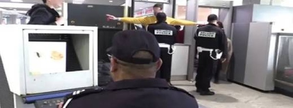 يقظة أمنية تسقط شبكة تهريب بالمطار.. حجز 10 كلغ من المخدرات داخل حقائب مسافرين