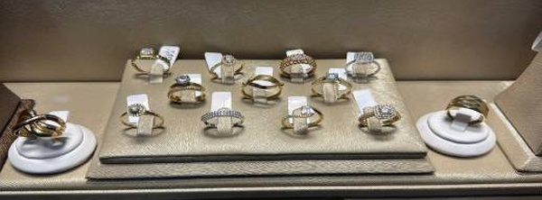 تاجر يختفي بعد بيع "ذهب مغشوش" لعشرات النساء