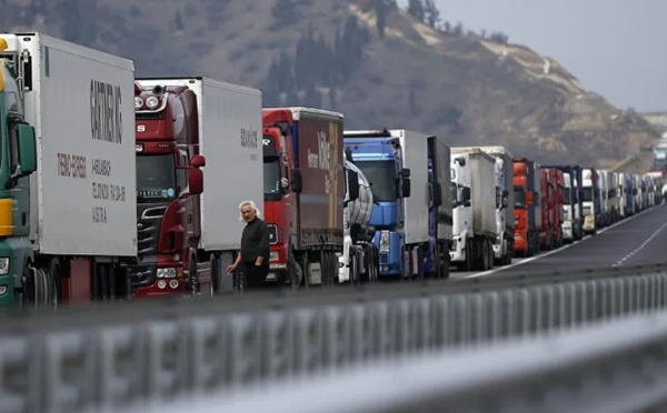 واقعة توقيف سائق مغربي في ألمانيا تشعل إضراب مهنيي النقل الدولي بـالمغرب