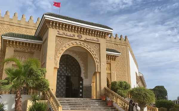 إدارية فاس ترجئ الحسم في ملف إعاقة طفل بسبب "خطأ طبي" بالحسيمة لتأخر الخبرة