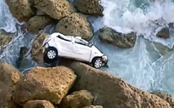 مصرع أسرة كاملة بعد سقوط سيارة من منحدر صخري
