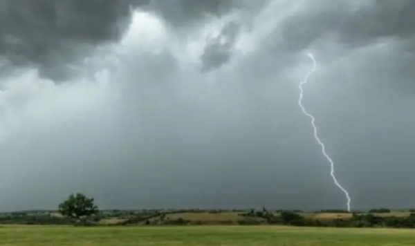 نشرة إنذارية تحذر من زخات رعدية قوية بالناظور ومناطق أخرى بالمملكة