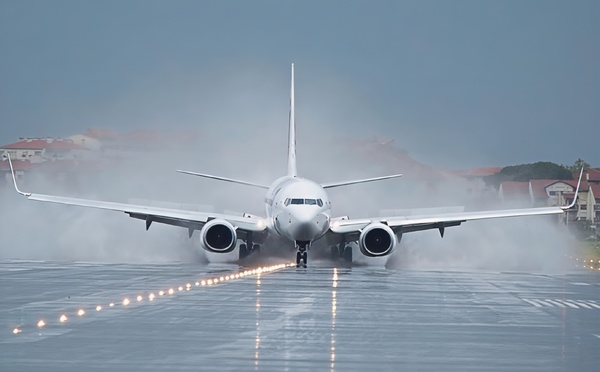 ارتطام قوي وانحراف عن المسار.. رحلة ألمانيا تنجو من "اصطدام وشيك" بمدرج مطار العروي