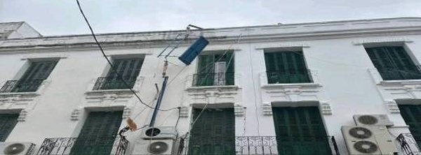 عطب مفاجئ في رافعة يعلق عاملا في الهواء واستنفار لإنقاذه