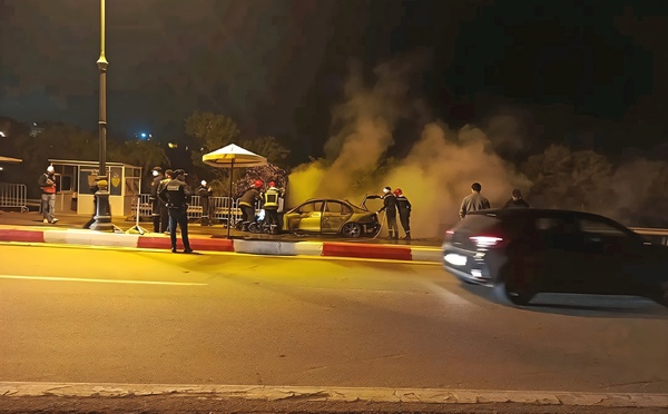 الحسيمة.. نيران مفاجئة تلتهم سيارة بالكامل مخلفة خسائر مادية جسيمة