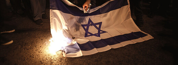 إعلام عبري: محام بالرباط يقاضي نشطاء مغاربة أحرقوا العلم الإسرائيلي