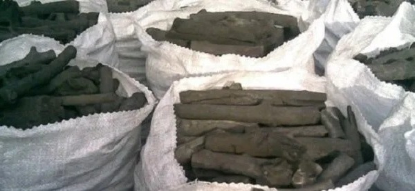 ارتفاع أسعار الفحم قبل عيد الأضحى يثقل كاهل الأسر ويضغط على التجار