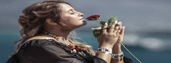 بعد 23 سنة من العطاء.. "سفيرة الشجن الريفي- تيفيور" تشكو تهميشا "يخنق" الإبداع ويقتل الأحلام