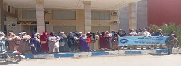 أعوان الحراسة والنظافة بالناظور يحتجون بسبب تأخر الأجور