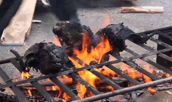 هل تسير سلطات الناظور في هذا الاتجاه؟.. منع شي رؤوس الأضاحي  بشوارع مدن مغربية