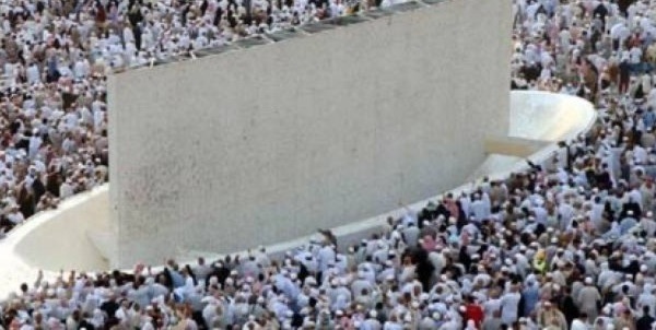 الحجاج يؤدون شعيرة رمي الجمرات بانسيابية في أول أيام التشريق
