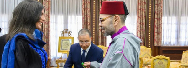 جلالة الملك يستقبل بالقصر الملكي بالرباط المتسلقة المغربية نوال صفنضلة ويوشحها بوسام المكافأة الوطنية
