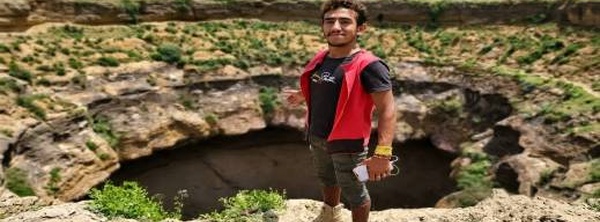 سقط في عمق 31 مترا.. انتشال جثمان "سبايدر مان اليمن" بعد يومين من سقوطه في فوهة بركان