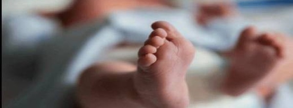العثور على رضيع حديث الولادة متخلى عنه