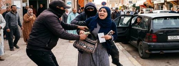 توقيف مشتبه فيهم بعد سرقة 45 ألف درهم من شابة قرب وكالة لتحويل الأموال